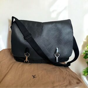 Louis Vuitton Black Taiga Leather Dersou Messenger Crossbody Laptop Travel Bag